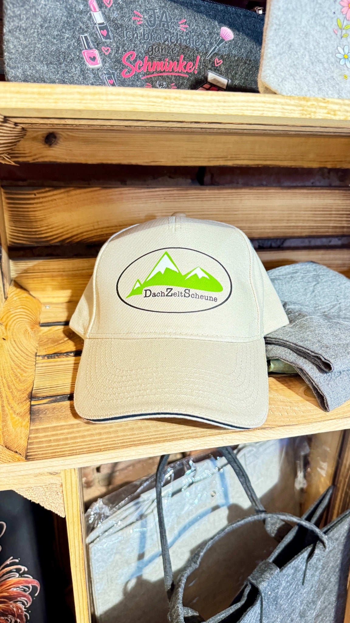Eigene Druckarbeit von Druckfreude24: beige Cap mit grünem Dachzeltscheune-Logo