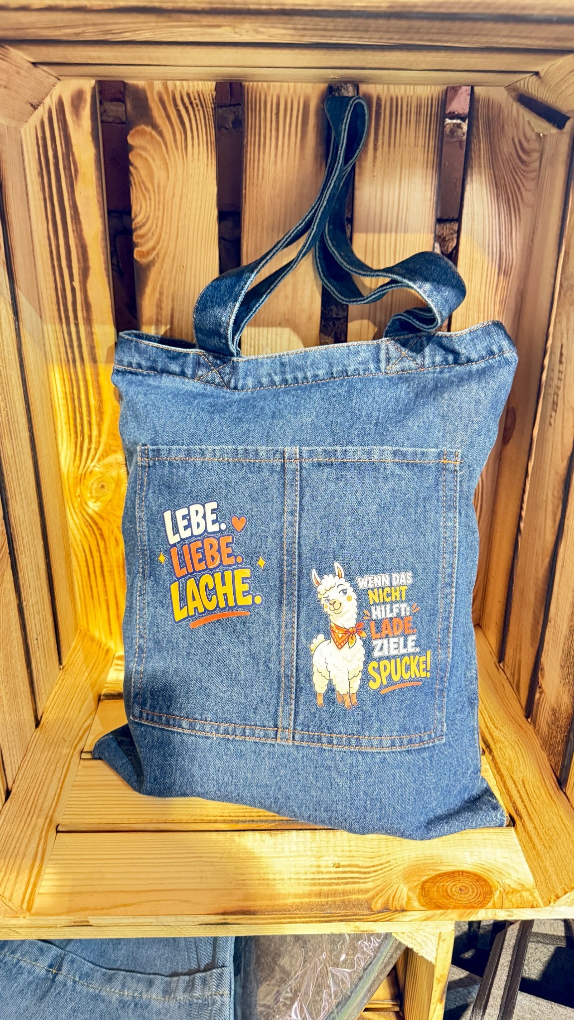 Eigene Druckarbeit von Druckfreude24: blaue Jeanstasche mit farbigem Spruch und Lama-Motiv