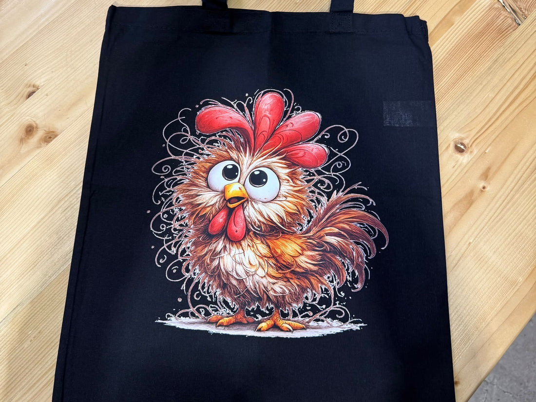 Echte Druckarbeit: schwarze Stofftasche mit einem farbigen Huhn-Motiv
