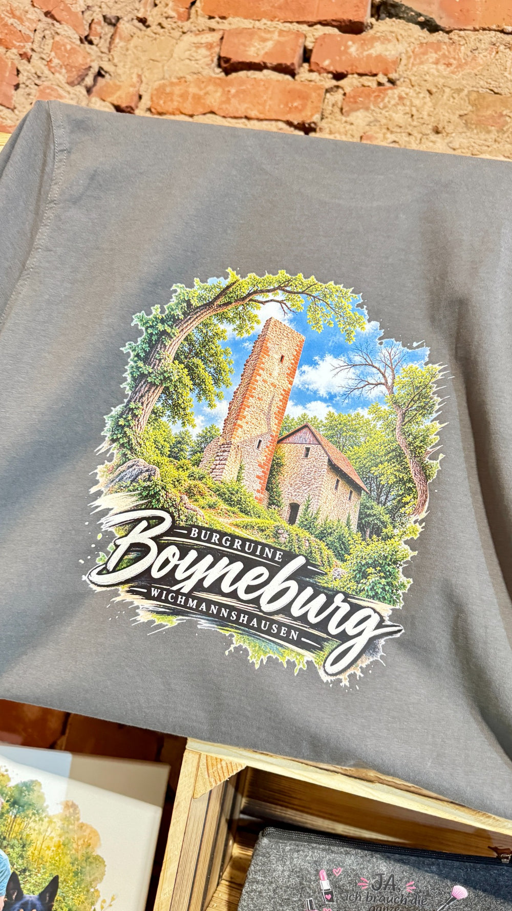 Echter Textildruck von Druckfreude24: farbiges Boyneburg-Motiv auf einem grauen T-Shirt