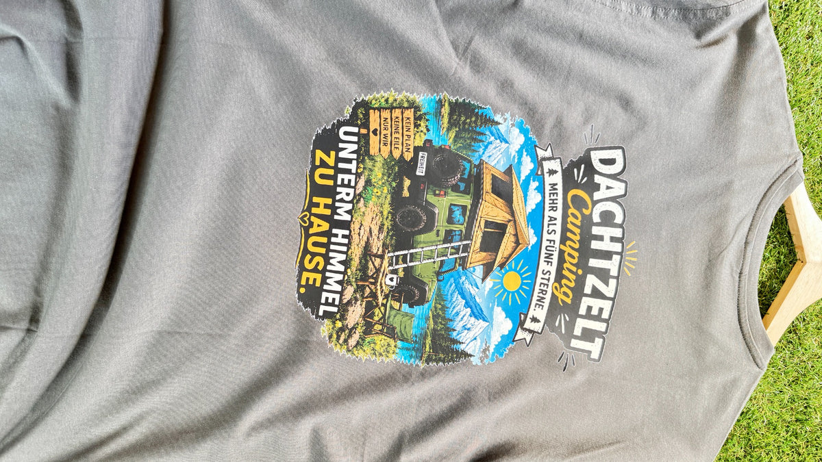 Echter Textildruck von Druckfreude24: Dachzelt-Camping-Motiv auf einem grauen T-Shirt